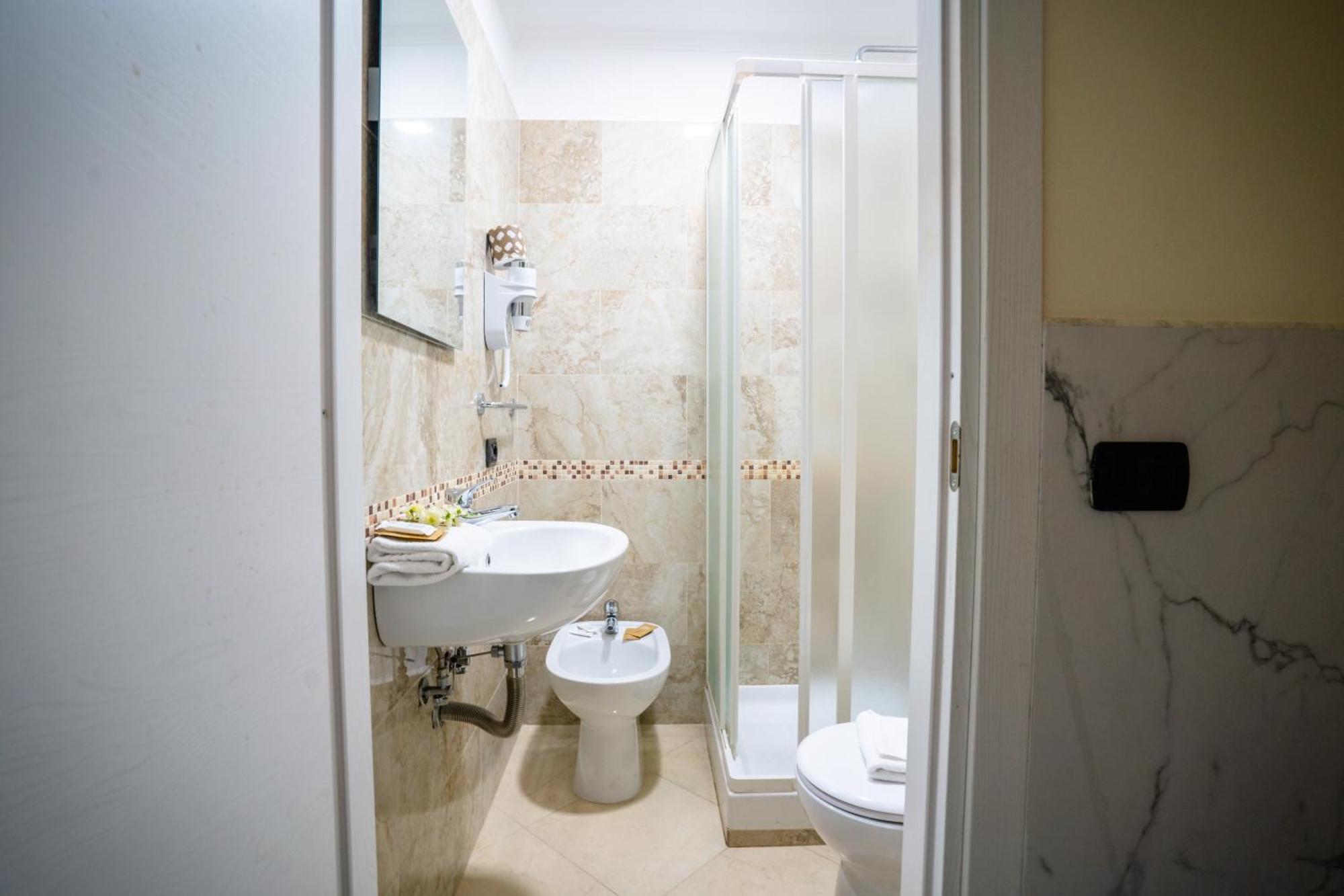 Affittacamere Tiche โรม ภายนอก รูปภาพ